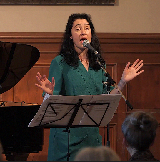 Aida Jabbari sjunger med energi och med gester, här med utsträcka armar. 